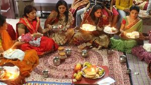Karwa Chauth 2022 Mantra & Aarti: इन मंत्रों और आरती से कीजिए करवा चौथ की पूजा, सुहाग की होगी लंबी उम्र
