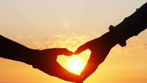 Boyfriend Day 2022: जानिए कब और कैसे हुई बॉयफ्रेंड डे की शुरूआत, भेंजे ये संदेश 