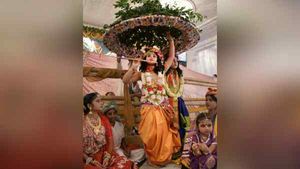 Govardhan Puja (Annakoot) : भगवान कृष्ण और गिरिराज गोवर्धन पूजा का दिन, जानिए कथा-आरती