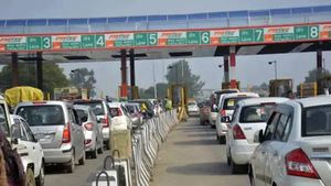 Fact Check: 12 घंटे के सफर में नहीं लगेगा टोल टैक्स? जानिए वायरल मैसेज की सच्चाई