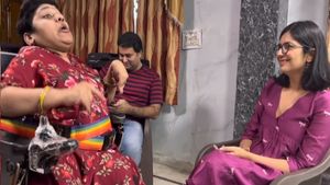  दिव्यांग महिला को गाड़ी ना बेचने  पर DCW ने परिवहन विभाग को भेजा नोटिस, मिलने पहुंची स्‍वाती मालीवाल 