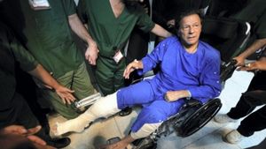 'मेरे दाहिने पैर से तीन गोलियां निकाली गईं...' पाकिस्तान के पूर्व PM इमरान खान ने हमले को लेकर किया ये दावा