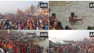  Kartik Purnima 2022: भक्तों ने गंगा में लगाई आस्था की डुबकी,  जानिए आज क्या करें और क्या ना करें?