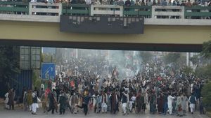 Live: पाकिस्तान में इमरान खान समर्थकों का भारी प्रदर्शन, जरदारी ने कहा- अराजकता की तरफ बढ़ा देश