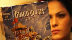 Bhagavad Gita Chalisa  Paath: यहां पढे़ं  भगवत गीता चालीसा  , जानें महत्व और लाभ 