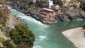Ganga Maa Ki Aarti: यहां पढे़ं गंगा मां की आरती, महत्व और लाभ