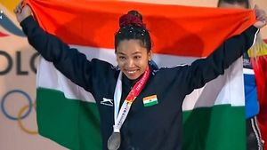 'मीराबाई ने भारत को फिर गर्व करा दिया', चानू ने जीता वर्ल्ड चैम्पियनशिप में सिल्वर मेडल