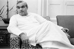 Atal Bihari Vajpayee: राजनीति के कीचड़ में कमल की तरह खिलना कोई अटल जी से सीखे