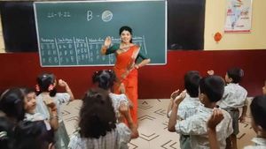 Fact Check:कर्नाटक के सरकारी स्कूल में टीचर सिखा रही हैं हर-हर शंभू गाने पर डांस? जानें वायरल सच