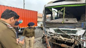 Delhi : सलीमगढ़ फ्लाईओवर के पास स्कूल बस, कार और ऑटो की हुई टक्कर, 24 छात्रों समेत 28 लोग घायल