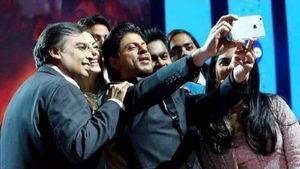 Fact Check: अंबानी परिवार ने शाहरुख के साथ देखी फिल्म 'पठान'?, जानें वायरल फोटो का सच