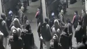 महिला को पुलिस ने सरेआम मारा थप्‍पड़, कांग्रेस ने Video शेयर कर पूछा-पुलिस को ये अधिकार कौन देता है?