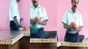 Fact Check: आंध्र प्रदेश के सरकारी दफ्तर में अधिकारी तिरंगे से झाड़ रहा धूल, जानिए वायरल Video की हकीकत