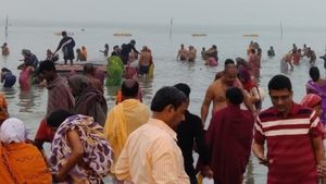  Makar Sankranti Snan 2023: 'सारे तीरथ कई बार, गंगासागर एक बार... ' श्रद्धालुओं ने लगाई आस्था की डुबकी