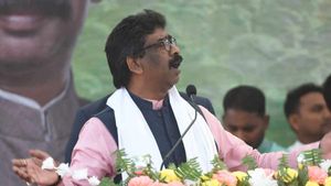 Jhaarakhand: चाईबासा के पूर्व विधायक पुत्कर हेम्ब्रम का निधन, CM हेमंत ने जताया दुख