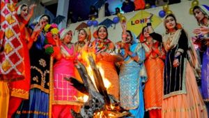  Happy Lohri 2023: लोहड़ी के दिन क्‍यों जलाई जाती है आग? जानें त्‍योहार मनाने का पारंपरिक तरीका 