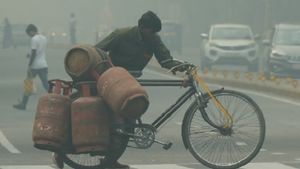 LPG Price Today 1st January 2023:  साल के पहले दिन ही आम आदमी को झटका, LPG सिलेंडर के बढ़े दाम