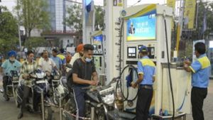 Petrol-Diesel Ka aaj ka daam: नोएडा-गाजियाबाद में बदले तेल के दाम, जानिए आज के भाव