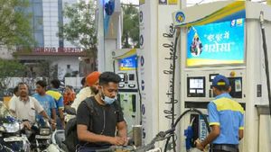 Petrol-Diesel Ka aaj ka daam: बजट पेश होने से पहले लखनऊ में महंगा हुआ पेट्रोल-डीजल,चेक करें रेट