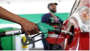 Petrol-Diesel Ka aaj ka daam: लखनऊ में सस्ता हुआ पेट्रोल, जानिए क्या है रेट?
