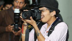 कांपते हाथों से प्रोफेशनल फोटोग्राफर बना ये शख्स, दुर्लभ बीमारी से है पीड़ित पर नहीं छोड़ी जिद्द