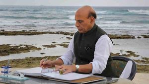 Fact Check: फर्जी यूट्यूब चैनल ने चलाई थी राजनाथ सिंह के इस्तीफे की खबर, हुआ बैन 