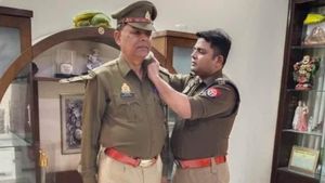 Anoop Singh: यूपी पूलिस में IPS बेटे ने SI पिता के कंधे पर सजाए सितारे, बॉस बनकर पहुंचे थाने