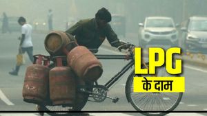  LPG price hike: होली से पहले महंगा हुआ LPG सिलेंडर, जानिए कितने बढ़े दाम 