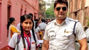 एग्जाम के लिए हो रही थी देरी तो फूट-फूटकर रोने लगी बच्ची, पुलिसवाले ने हीरो बनकर ऐसे की मदद