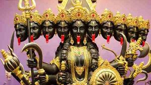  Kali Chalisa in Hindi: यहां पढे़ं मां काली की चालीसा , जानें महत्व और लाभ