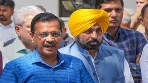 मुख्यमंत्री भगवंत मान और सीएम केजरीवाल ने जालंधर में किया रोड शो