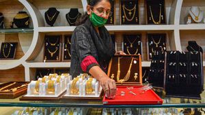 Gold Rate: OPEC के ऐलान से डगमगाया सोना, कीमतें गिरने पर खरीदें या फिर बेचें?