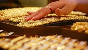 Gold Price Today: शादी वाले परिवारों के लिए राहत, सस्ता हो गया सोना, जानें 10 ग्राम का ताजा भाव
