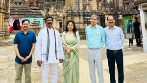 CM Hemant Soren अपनी पत्नी के साथ पहुंचे भुवनेश्वर, लिंगराज मंदिर में की पूजा