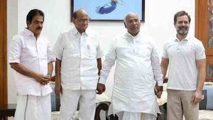 Sharad Pawar: शरद पवार ने फिर संभाला विपक्षी एकता का मोर्चा 