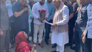 हरियाणा: दिव्यांग महिला को मुख्यमंत्री खट्टर ने दिया आर्थिक सहयोग