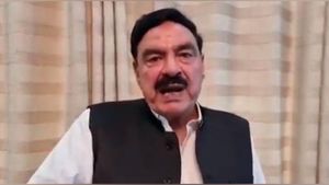 इमरान के करीबी पूर्व मंत्री Sheikh Rasheed Ahmed के घर पुलिस की छापेमारी, गिरफ्तारी नहीं