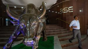 Share Market Update: बाजार खुलते ही सेंसेक्स 62000 के पार पहुंचा, निफ्टी भी हरे निशान के ऊपर