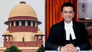 कोर्ट में एडवोकेट ने महिला पर रख दिया हाथ, गुस्‍साए CJI बोले-घर पर भी करते हो क्‍या ऐसी हरकत?