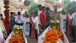 हेमंत सोरेन की ओर से DC रांची एवं पुलिस अधीक्षक ने डॉ. करमा उरांव के पार्थिव शरीर पर अर्पित की श्रद्धांजलि