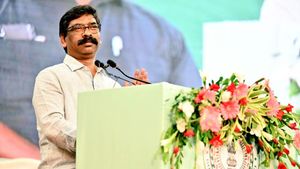 Jharkhand: चाईबास जिले के 339 विद्यालयों में आवश्यकतानुसार भवनों का रिनोवेशन, सीएम हेमंत ने किया ट्वीट