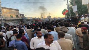 इमरान खान की गिरफ्तारी के बाद 'बिगड़े' पाक के हालात, आर्मी हेड क्वार्टर में घुसी भीड़, हिंसक हुआ प्रदर्शन  