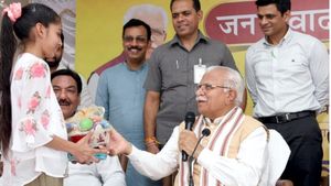 हरियाणा: बच्चों के साथ मुख्यमंत्री मनोहर लाल ने खिंचवाई फोटो