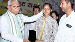 CM मनोहर लाल ने नारनौल के गांव नांगल चौधरी में मेधावी छात्राओं को टैबलेट किए वितरित