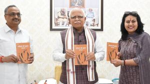 हरियाणा: लेखिका स्वीटी तोमर ने CM खट्टर को पुस्तक ‘संवेदना की पुकार' भेंट की