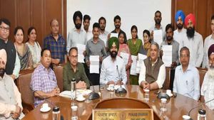 पंजाब: मान सरकार ने 11 क्लर्कों को सौंपे नियुक्ति पत्र, मंत्री भुल्लर बोले- 29 हजार से अधिक युवाओं को नौकरी दी