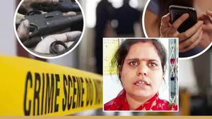 घर में रखे थे हथियार और... महिला ने पुलिस को फोन करके खोल दी पोल, पति बोला- 'फंसाना चाहती है'
