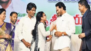 आंध्र प्रदेश के सीएम जगन मोहन  9.95 लाख छात्रों की माताओं के बैंक खातों में जाम करेंगे  703 करोड़ रुपये