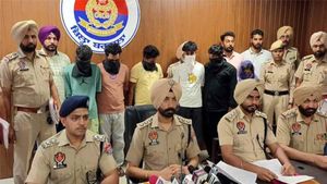 पंजाब पुलिस की भगोड़े नशा तस्करों पर बड़ी कार्रवाई, बरनाला से नशीली गोलियां और ड्रग मनी बरामद