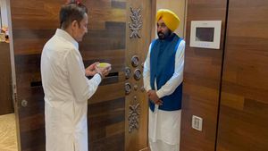 पंजाब सीएम भगवंत मान की सिंगर सुखविंदर सिंह से मुलाकात, घर पर गर्मजोशी से किया स्वागत